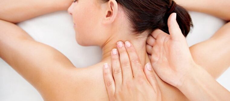 Durchführung therapeutischer Massagen zur Vorbeugung von zervikaler Osteochondrose. 