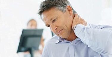 Die Symptome einer zervikalen Osteochondrose sind Nackenschmerzen. 
