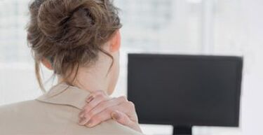 Schmerzen im Nacken einer Frau mit zervikaler Osteochondrose