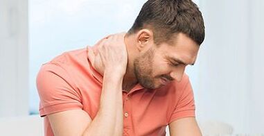 Schmerzen im Nacken eines Mannes mit zervikaler Osteochondrose