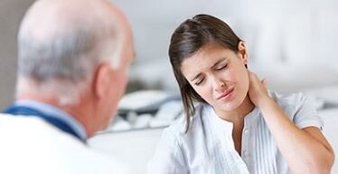ein Patient mit zervikaler Osteochondrose bei einem Arzttermin