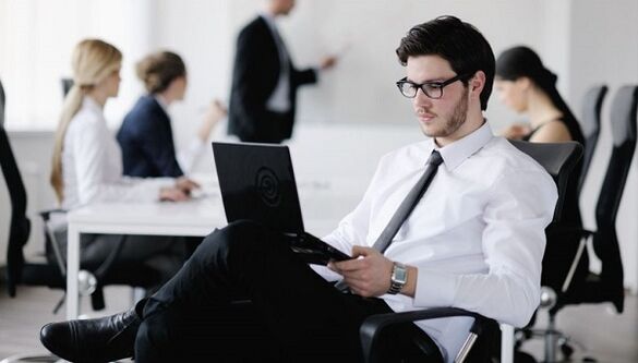 Sitzende Tätigkeit als Ursache einer lumbalen Osteochondrose.