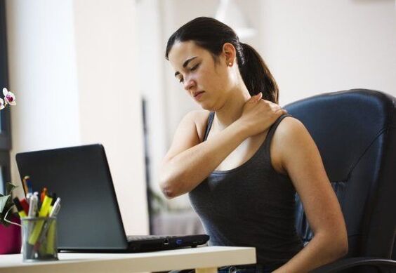 Sitzende Arbeit verursacht Schmerzen zwischen den Schulterblättern. 