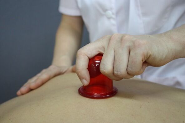 Schröpfmassage bei spinaler Osteochondrose